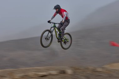 Odaklanma, sessizlik ve beklentinin nabzı. Amerikan Serisi MTB DHI Lima 2025 Amancaes Bisiklet Parkı alev almak üzere..
