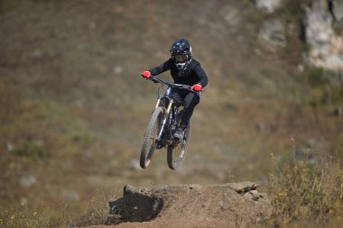 Odaklanma, sessizlik ve beklentinin nabzı. Amerikan Serisi MTB DHI Lima 2025 Amancaes Bisiklet Parkı alev almak üzere..