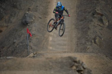 Odaklanma, sessizlik ve beklentinin nabzı. Amerikan Serisi MTB DHI Lima 2025 Amancaes Bisiklet Parkı alev almak üzere..