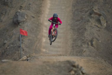 Odaklanma, sessizlik ve beklentinin nabzı. Amerikan Serisi MTB DHI Lima 2025 Amancaes Bisiklet Parkı alev almak üzere..