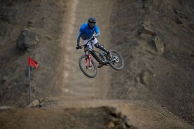 Odaklanma, sessizlik ve beklentinin nabzı. Amerikan Serisi MTB DHI Lima 2025 Amancaes Bisiklet Parkı alev almak üzere..