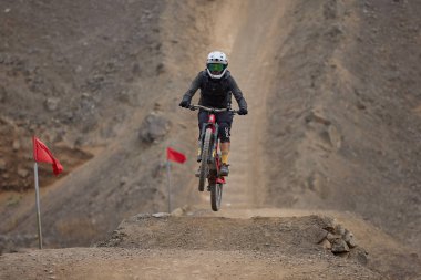 Odaklanma, sessizlik ve beklentinin nabzı. Amerikan Serisi MTB DHI Lima 2025 Amancaes Bisiklet Parkı alev almak üzere..