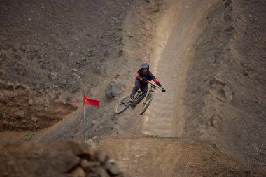 Odaklanma, sessizlik ve beklentinin nabzı. Amerikan Serisi MTB DHI Lima 2025 Amancaes Bisiklet Parkı alev almak üzere..