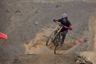 Odaklanma, sessizlik ve beklentinin nabzı. Amerikan Serisi MTB DHI Lima 2025 Amancaes Bisiklet Parkı alev almak üzere..