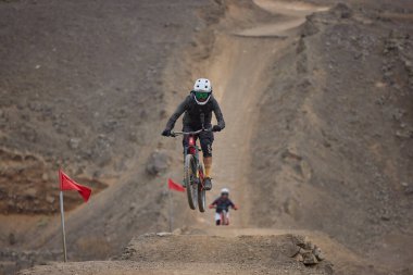 Amancaes Bisiklet Parkı. Saf odaklanma, hız ve kontrol, her atlayışta yokuş aşağı gitmenin özü. Lima Peru