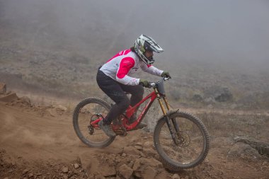 Amancaes Bisiklet Parkı. Saf odaklanma, hız ve kontrol, her atlayışta yokuş aşağı gitmenin özü. Lima Peru.