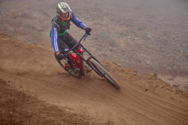 Amancaes Bisiklet Parkı. Saf odaklanma, hız ve kontrol, her atlayışta yokuş aşağı gitmenin özü. Lima Peru.