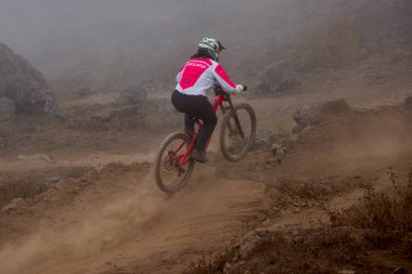 Amancaes Bisiklet Parkı. Saf odaklanma, hız ve kontrol, her atlayışta yokuş aşağı gitmenin özü. Lima Peru.
