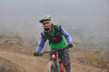 Amancaes Bisiklet Parkı. Saf odaklanma, hız ve kontrol, her atlayışta yokuş aşağı gitmenin özü. Lima Peru.