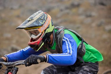 Amancaes Bisiklet Parkı. Saf odaklanma, hız ve kontrol, her atlayışta yokuş aşağı gitmenin özü. Lima Peru.