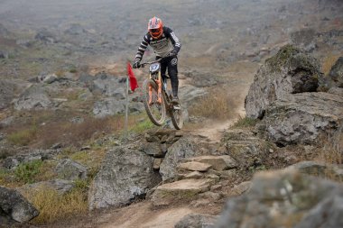 Amancaes Bisiklet Parkı. Saf odaklanma, hız ve kontrol, her atlayışta yokuş aşağı gitmenin özü. Lima Peru.