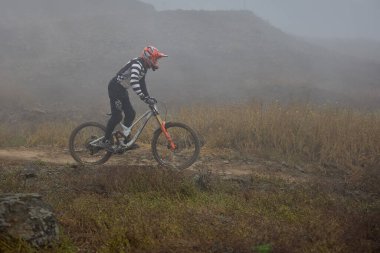 Amancaes Bisiklet Parkı. Saf odaklanma, hız ve kontrol, her atlayışta yokuş aşağı gitmenin özü. Lima Peru.