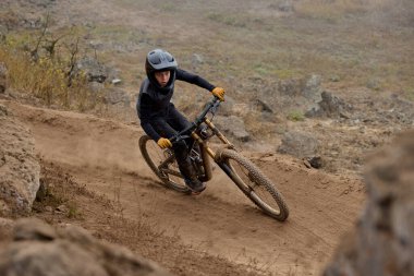 Amancaes Bisiklet Parkı. Saf odaklanma, hız ve kontrol, her atlayışta yokuş aşağı gitmenin özü. Lima Peru.