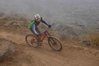 Amancaes Bisiklet Parkı. Saf odaklanma, hız ve kontrol, her atlayışta yokuş aşağı gitmenin özü. Lima Peru.