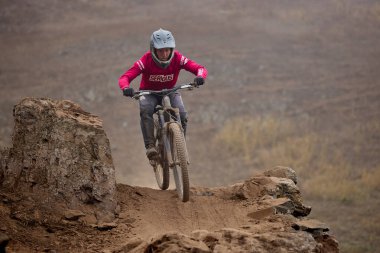 Amancaes Bisiklet Parkı. Saf odaklanma, hız ve kontrol, her atlayışta yokuş aşağı gitmenin özü. Lima Peru.