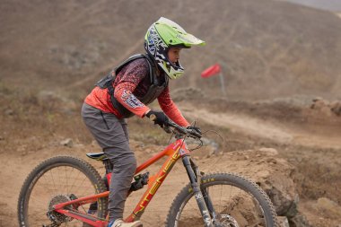 Amancaes Bisiklet Parkı. Saf odaklanma, hız ve kontrol, her atlayışta yokuş aşağı gitmenin özü. Lima Peru.