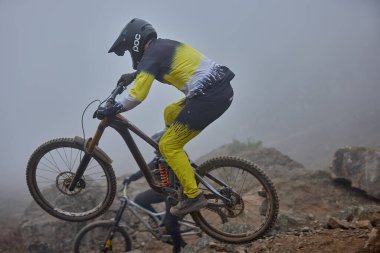 Amancaes Bisiklet Parkı. Saf odaklanma, hız ve kontrol, her atlayışta yokuş aşağı gitmenin özü. Lima Peru.