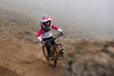 Amancaes Bisiklet Parkı. Saf odaklanma, hız ve kontrol, her atlayışta yokuş aşağı gitmenin özü. Lima Peru.