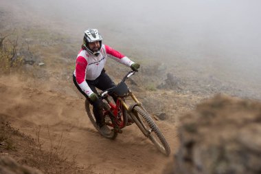 Amancaes Bisiklet Parkı. Saf odaklanma, hız ve kontrol, her atlayışta yokuş aşağı gitmenin özü. Lima Peru.