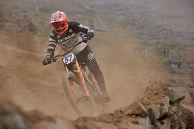 Amancaes Bisiklet Parkı. Saf odaklanma, hız ve kontrol, her atlayışta yokuş aşağı gitmenin özü. Lima Peru.