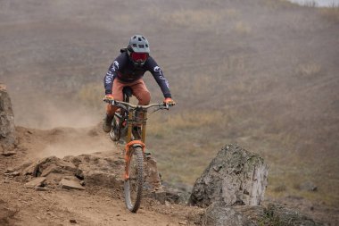 Amancaes Bisiklet Parkı. Saf odaklanma, hız ve kontrol, her atlayışta yokuş aşağı gitmenin özü. Lima Peru.