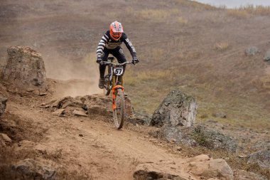 Amancaes Bisiklet Parkı. Saf odaklanma, hız ve kontrol, her atlayışta yokuş aşağı gitmenin özü. Lima Peru.