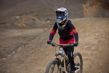 Amancaes Bisiklet Parkı. Saf odaklanma, hız ve kontrol, her atlayışta yokuş aşağı gitmenin özü. Lima Peru.