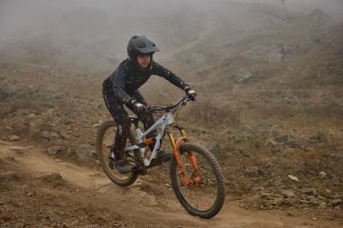 Amancaes Bisiklet Parkı. Saf odaklanma, hız ve kontrol, her atlayışta yokuş aşağı gitmenin özü. Lima Peru.