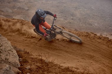 Amancaes Bisiklet Parkı. Saf odaklanma, hız ve kontrol, her atlayışta yokuş aşağı gitmenin özü. Lima Peru.