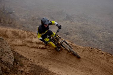 Amancaes Bisiklet Parkı. Saf odaklanma, hız ve kontrol, her atlayışta yokuş aşağı gitmenin özü. Lima Peru.