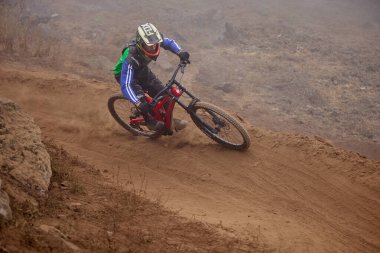 Amancaes Bisiklet Parkı. Saf odaklanma, hız ve kontrol, her atlayışta yokuş aşağı gitmenin özü. Lima Peru.