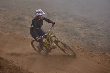 Amancaes Bisiklet Parkı. Saf odaklanma, hız ve kontrol, her atlayışta yokuş aşağı gitmenin özü. Lima Peru.