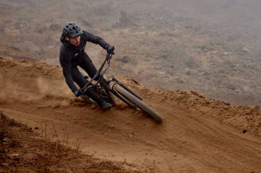 Amancaes Bisiklet Parkı. Saf odaklanma, hız ve kontrol, her atlayışta yokuş aşağı gitmenin özü. Lima Peru.