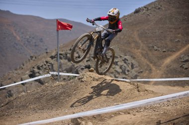 American Series MTB DHI Lima, Amancay 'da doğal iniş pistinde hızlı hareket