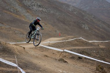 American Series MTB DHI Lima, Amancay 'da doğal iniş pistinde hızlı hareket