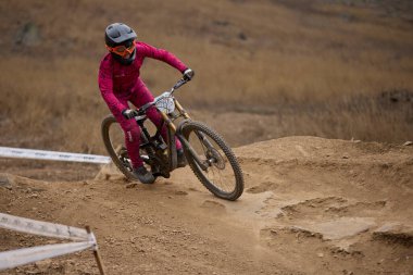 American Series MTB DHI Lima, Amancay 'da doğal iniş pistinde hızlı hareket