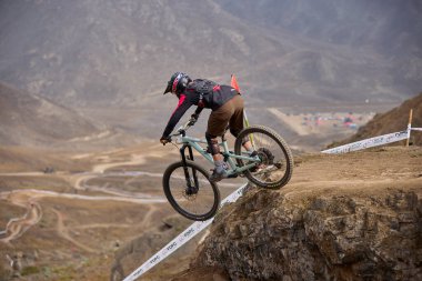 American Series MTB DHI Lima, Amancay 'da doğal iniş pistinde hızlı hareket