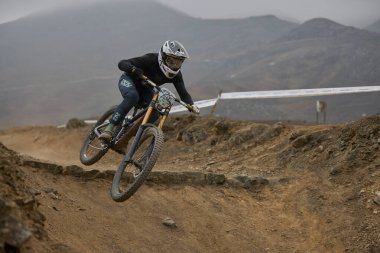 American Series MTB DHI Lima, Amancay 'da doğal iniş pistinde hızlı hareket