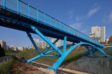 Çelik ve gökyüzü, şehir ve deniz Puente La Paz Limas kıyı yolunun üzerindeki mavi bir heykel gibi yükseliyor, Miraflores 'i Pasifik' in ritmiyle birleştiriyor..