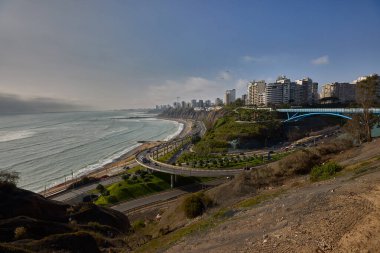 La Costa Verde, Barranco 'nun kayalıklarının altında Limas kıyılarının nabzını şehrin, denizin ve mühendisliğin mükemmel bir uyum içinde birleştiği Miraflores' in zarafetiyle birleştirir.
