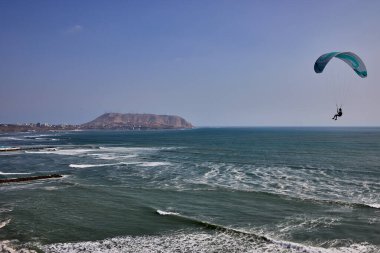 Miraflores 'de sıcak güneşli bir öğleden sonra, Pasifik meltemi ve El Morro Solar' ın yükselişi. Doğa, okyanus ve şehir Limas dramatik kıyı şeridi boyunca mükemmel bir uyum içinde buluşur..