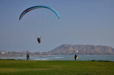Miraflores 'de sıcak güneşli bir öğleden sonra, Pasifik meltemi ve El Morro Solar' ın yükselişi. Doğa, okyanus ve şehir Limas dramatik kıyı şeridi boyunca mükemmel bir uyum içinde buluşur..