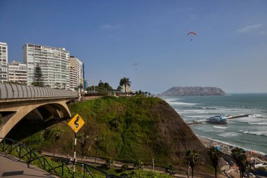 Miraflores 'de sıcak güneşli bir öğleden sonra, Pasifik meltemi ve El Morro Solar' ın yükselişi. Doğa, okyanus ve şehir Limas dramatik kıyı şeridi boyunca mükemmel bir uyum içinde buluşur..