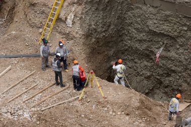 İnşaat işçileri temeli hassasiyet ve güçle güçlendiriyor. Her hareket yeteneği, güvenliği ve kendini adamayı yansıtır. Daha büyük bir şeyin yükselişi için temel oluşturur..