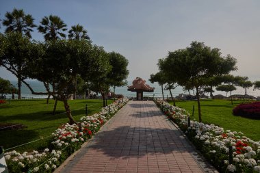 Malecon Miraflores 'de gezinirken Costa Verde' nin çarpıcı manzarasının tadını çıkarıyorum.