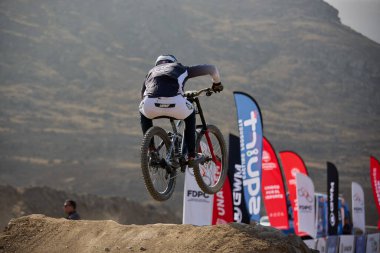 Amancaes Bisiklet Parkı 'nda, yokuş aşağı yaşam tarzı yarışın ötesindedir. Sabahın erken saatleri, çamurlu motorlar ve yer çekimini birlikte kaldıran, yükleyen ve kovalayan sürücülerin ortak ritmi hakkında.