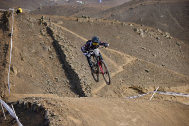 Amancaes Bisiklet Parkı 'nda, yokuş aşağı yaşam tarzı yarışın ötesindedir. Sabahın erken saatleri, çamurlu motorlar ve yer çekimini birlikte kaldıran, yükleyen ve kovalayan sürücülerin ortak ritmi hakkında.