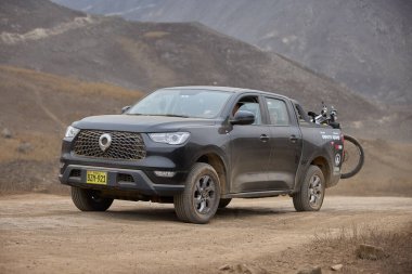 Yokuş aşağı bisikletlerle dolu kamyon, lastiklerde toz ve havada adrenalin. Bütün dağ çağrıları ve bu biniciler cevap veriyor..