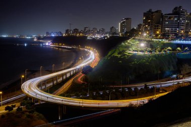 La Costa Verde boyunca uzun pozlama büyüsü okyanus sakinliği ve şehir enerjisinin bir karışımı. Miraflores Peru