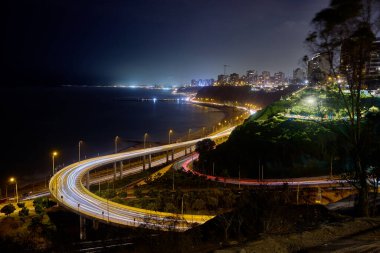 La Costa Verde boyunca uzun pozlama büyüsü okyanus sakinliği ve şehir enerjisinin bir karışımı. Miraflores Peru
